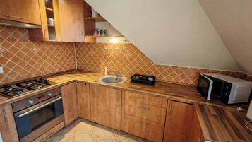 Microwave, oven, stovetop, coffee/tea maker