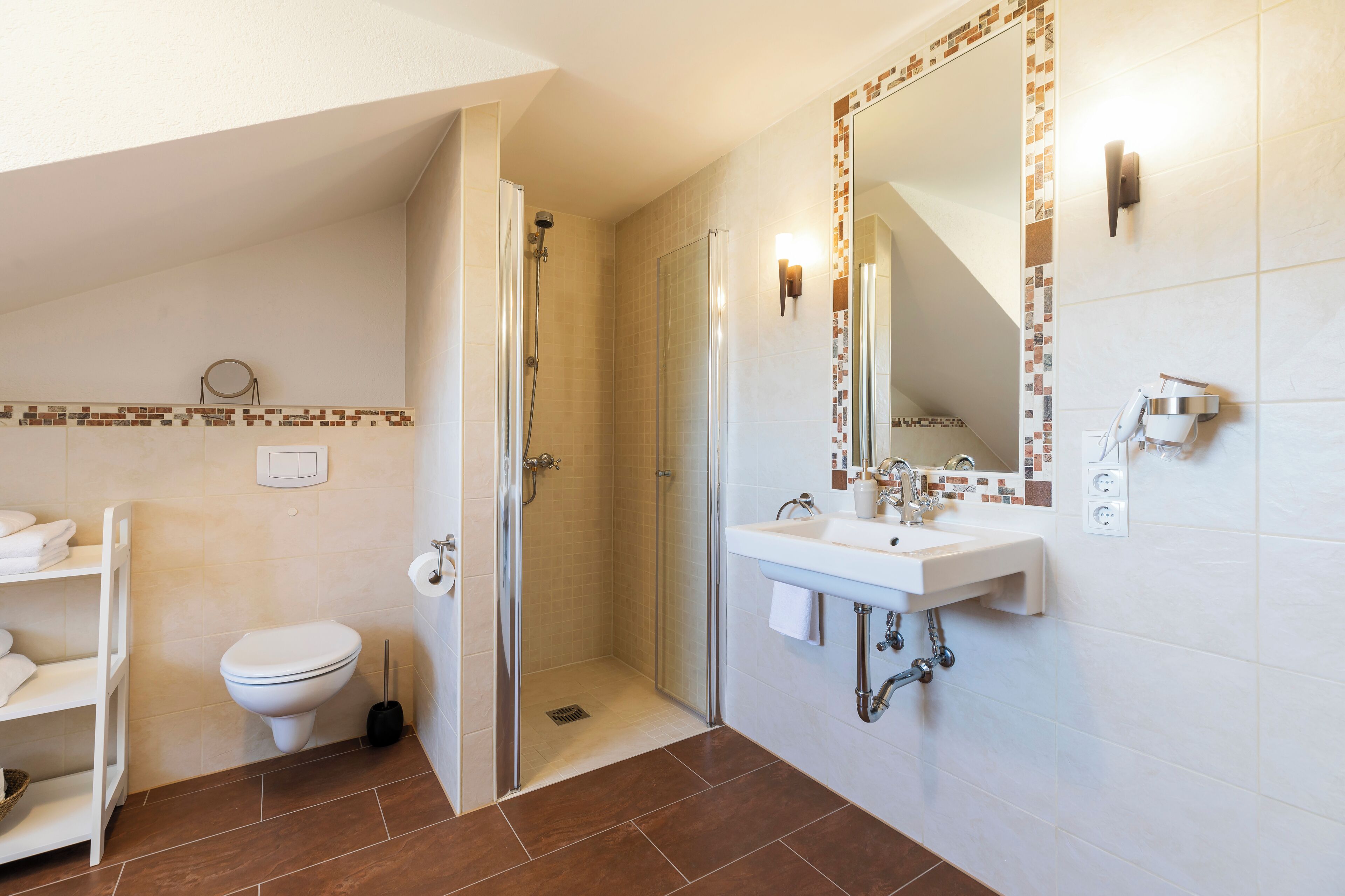 Un baño con ducha, inodoro y lavabo.
