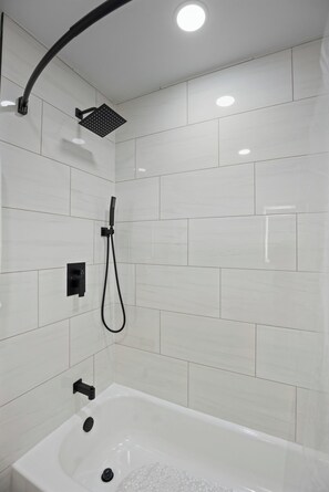 Hair dryer, towels, soap, toilet paper - Located in the heart of SE Washington, DC. Perfect for both short /long stays. (Washington)