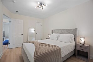2 bedrooms, iron/ironing board, WiFi, bed sheets - Located in the heart of SE Washington, DC. Perfect for both short /long stays. (Washington)