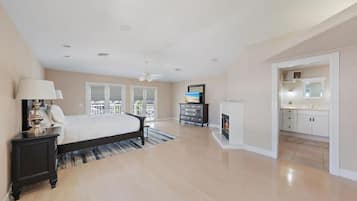 4 chambres, bureau, fer et planche à repasser, lit parapluie