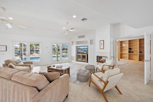 Luxury Waterfront Paradise