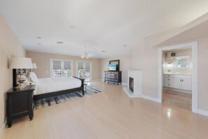 4 bedrooms, desk, iron/ironing board, travel cot