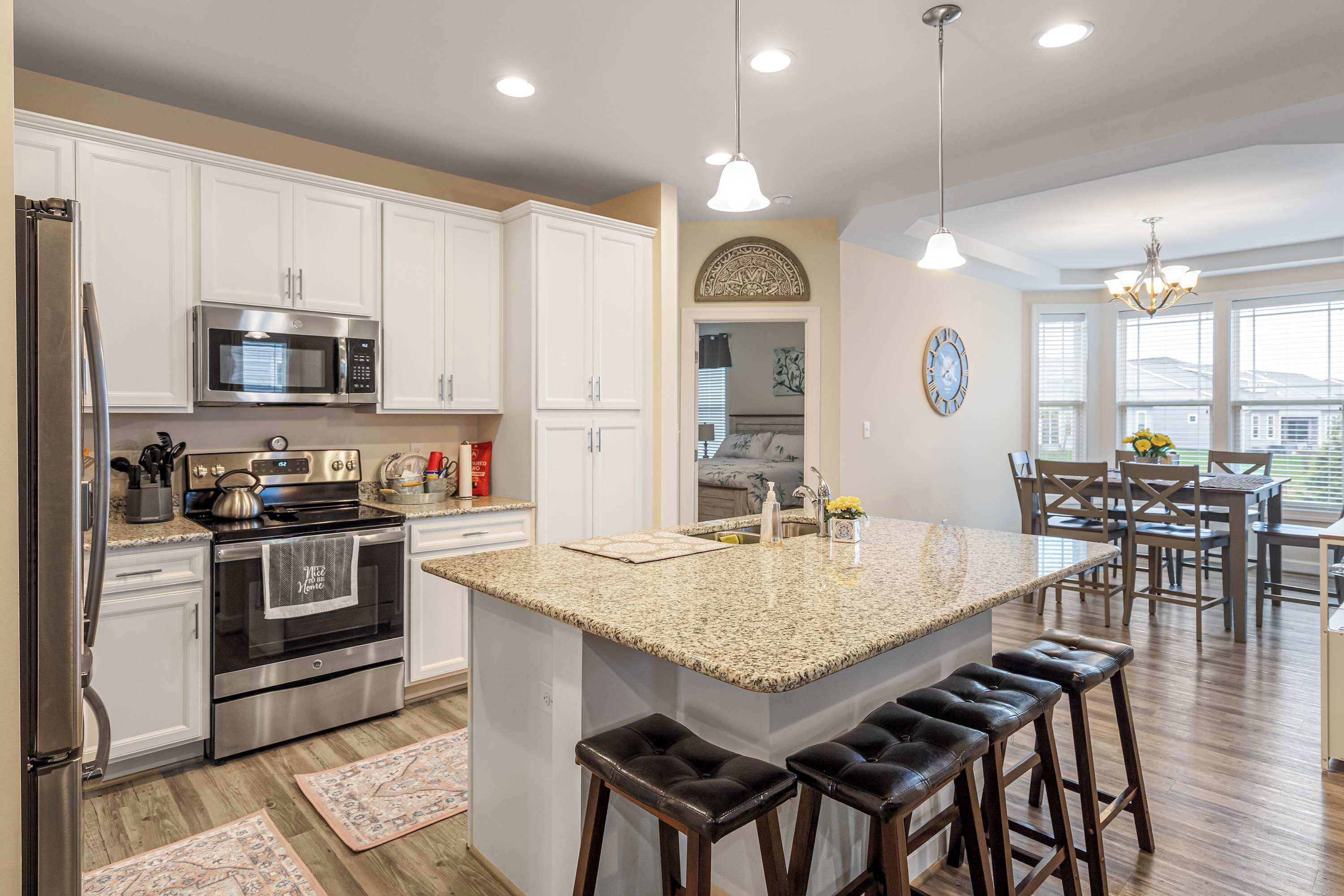 Frigorífic, microones, forn i placa de cuina 