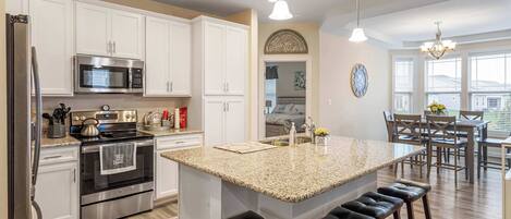 Een koelkast, een microgolfoven, een oven, een kookplaat