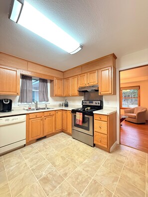 Kjøleskap, mikrobølgeovn, ovn og kokeplater