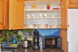Geladeira, micro-ondas, fogão, cooktop