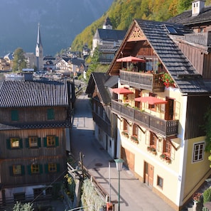 A traditional European village with wooden buildings, a church, and a river. - Apartments with Breathtaking Lake Views, 300 meters from the Center of Hallstatt. (Hallstatt)