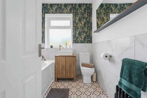 Shower, hair dryer, shampoo - Parking | Luxurious 3Bed Home | Workspace | Wigan (Wigan)