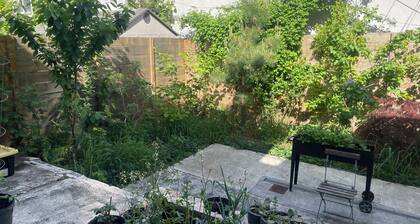 Bright & Spacious Garden Apartment with workspace in Vibrant Bushwick + Parking!