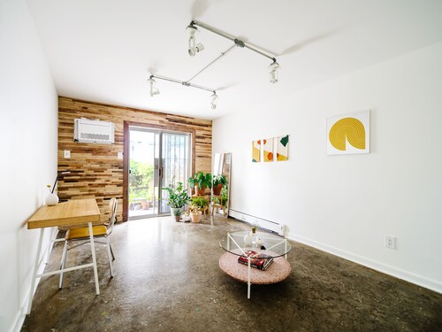 Bright & Spacious Garden Apartment with workspace in Vibrant Bushwick + Parking!