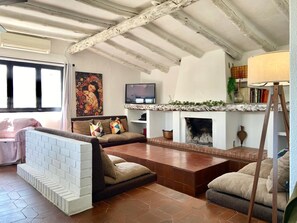 Una Smart TV, una chimenea