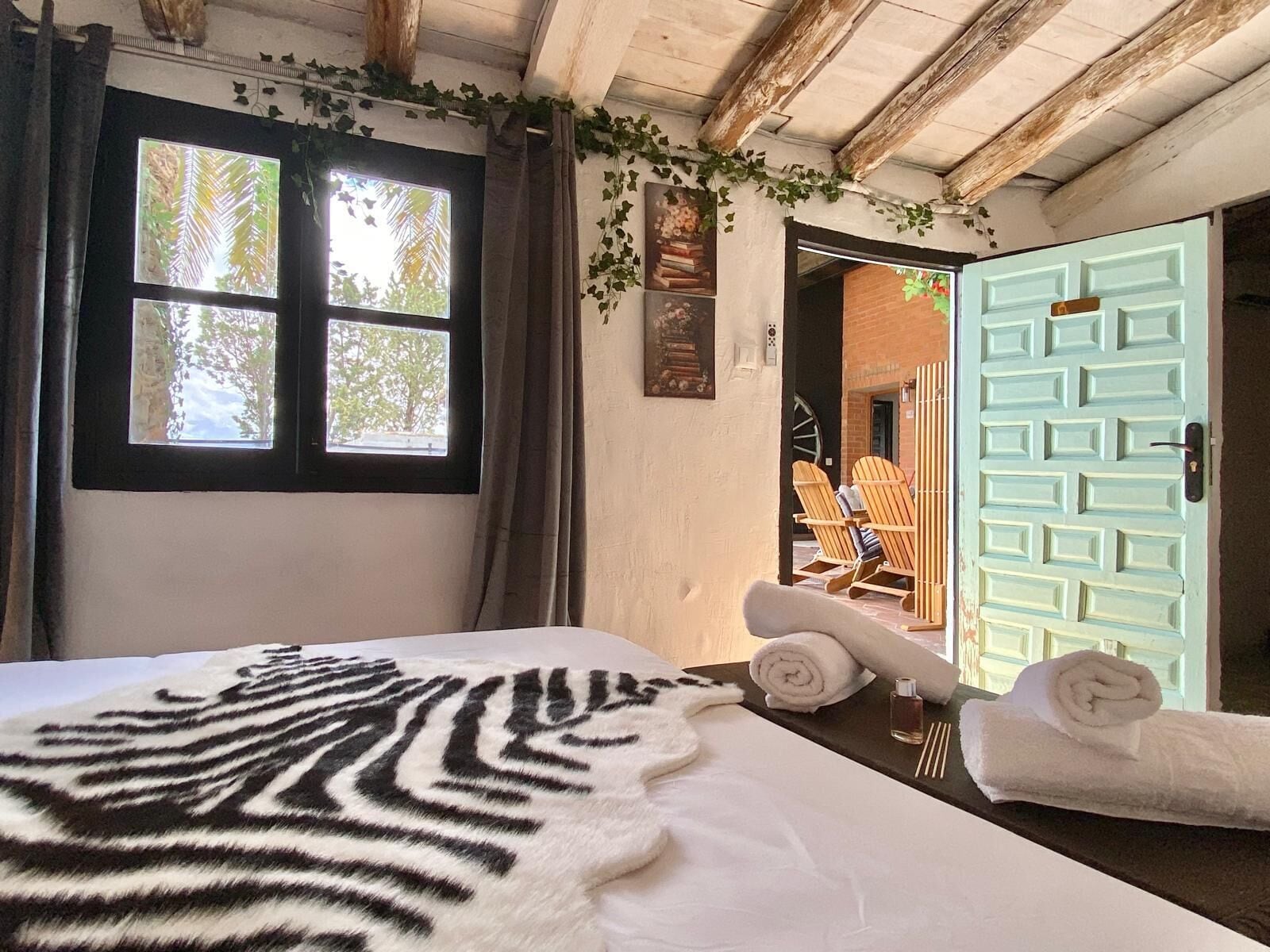 6 bedrooms, iron/ironing board, WiFi, bed sheets