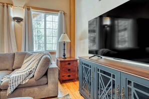 Tv, eldstad och kontor