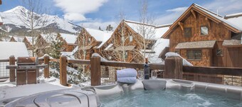 *New Listing* Stunning Ski-In/Ski-Out Mountain Chalet