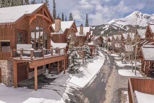 Stunning Ski-In/Ski-Out Mountain Chalet