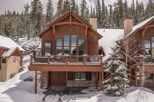 Stunning Ski-In/Ski-Out Mountain Chalet