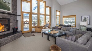 Fernseher, Kamin, Tischfußball, Arbeitsbereiche
