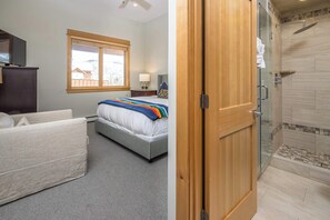 4 bedrooms, desk, iron/ironing board, WiFi