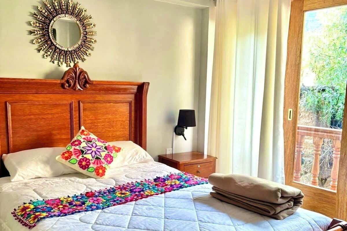 Escritorio, espacio para trabajar con laptop y cortinas blackout