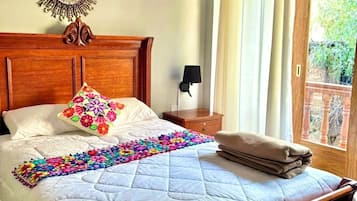 Deluxe-rum - utsikt mot bergen | Skrivbord, arbetsyta för laptop, mörkläggningsgardiner och ljudisolering