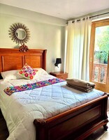 Escritorio, espacio para trabajar con laptop y cortinas blackout 