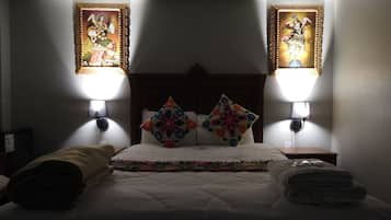Escritorio, espacio para trabajar con laptop y cortinas blackout