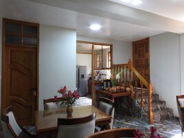 Refrigerador, microondas, utensilios de cocina