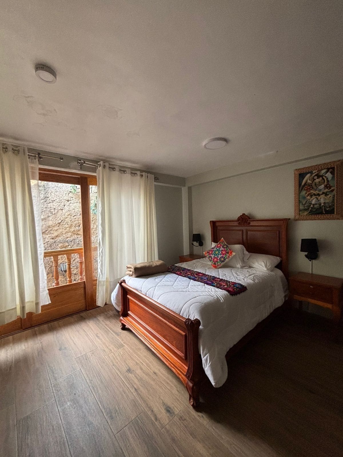 Escritorio, espacio para trabajar con laptop y cortinas blackout 