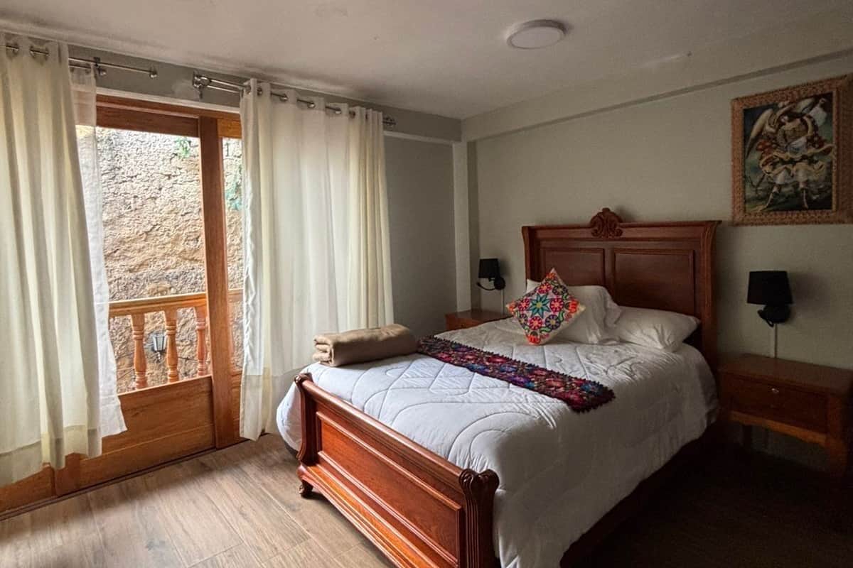 Escritorio, espacio para trabajar con laptop y cortinas blackout