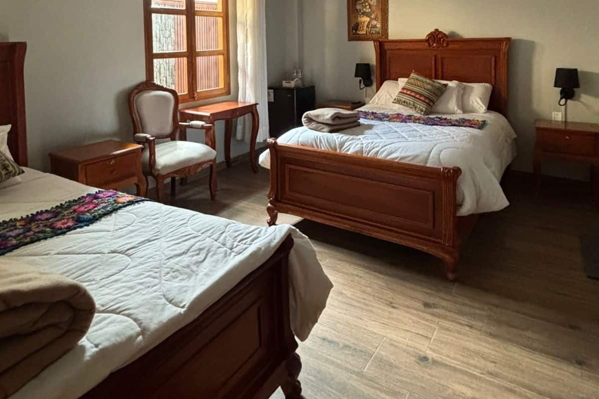 Escritorio, espacio para trabajar con laptop y cortinas blackout