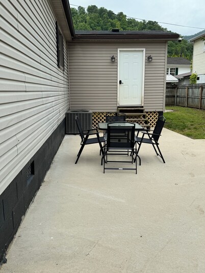 Welcome to The Mayor's Retreat! 4-bedroom house in Evarts KY. Book now
