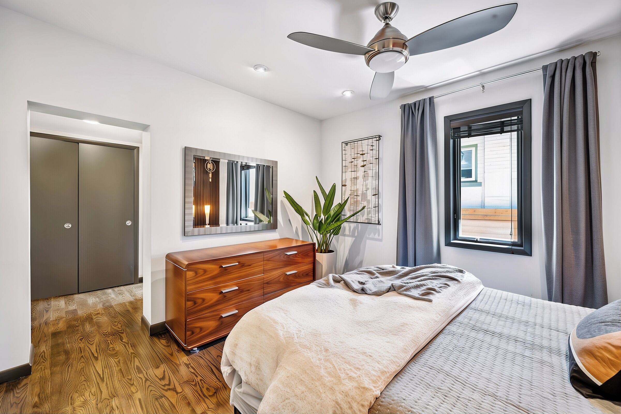 1 Schlafzimmer, Schreibtisch, Bügeleisen/Bügelbrett, Reisekinderbett