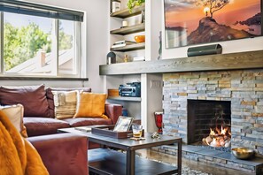 TV connectée, cheminée, jeux vidéo, livres