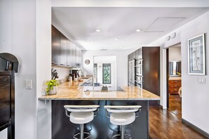 Fridge, microwave, oven, stovetop - Eco-Friendly, Modern Smart Home - Surround Sound - Chef's Kitchen - Fast WiFi (Denver)