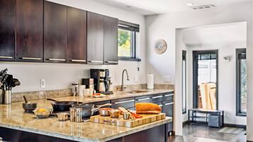 KĂŒhlschrank, Mikrowelle, Ofen, Herdplatte