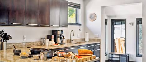 Jääkaappi, mikroaaltouuni, uuni, liesi