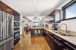 Fridge, microwave, oven, stovetop - Eco-Friendly, Modern Smart Home - Surround Sound - Chef's Kitchen - Fast WiFi (Denver)