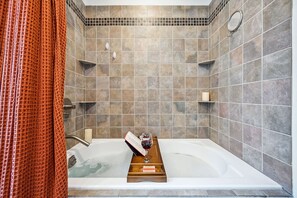 Articles de toilette écologiques, séchoir à cheveux, serviettes fournies