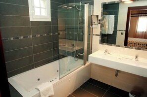 Dusche, Whirlpool, umweltfreundliche Kosmetikartikel, Haartrockner