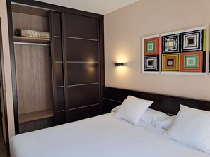 6 bedrooms, desk, travel crib, free WiFi - HOSTAL VILLAVIEJA IN OLITE, OVERLOOKING THE ROYAL PALACE. (Olite)