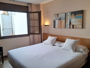 6 bedrooms, desk, travel crib, free WiFi - HOSTAL VILLAVIEJA IN OLITE, OVERLOOKING THE ROYAL PALACE. (Olite)