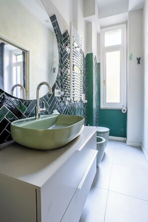 Shower, hair dryer, bidet, towels - Lepetit 18 - One Bedroom Apartment, Sleeps 5 (Milan)