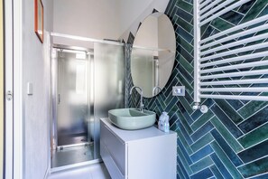 Dusche, Haartrockner, Bidet, Handtücher
