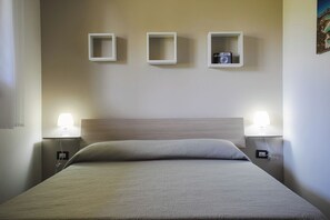 1 habitación, tabla de planchar con plancha, wifi y ropa de cama 