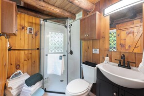 Douche, serviettes fournies, savon, papier de toilette