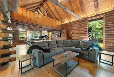 Smart TV, fireplace. Cozy Log Cabin with Hot-Tub, Firepit & Prime Catskills Location