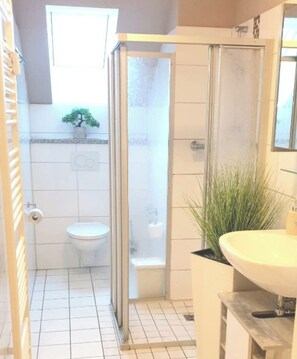 Dusj, hårføner, håndklær og såpe