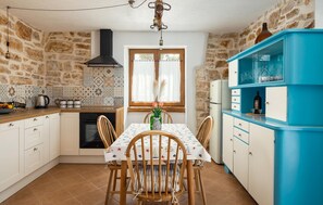 Réfrigérateur, four, plaque de cuisson, cafetière/bouilloire