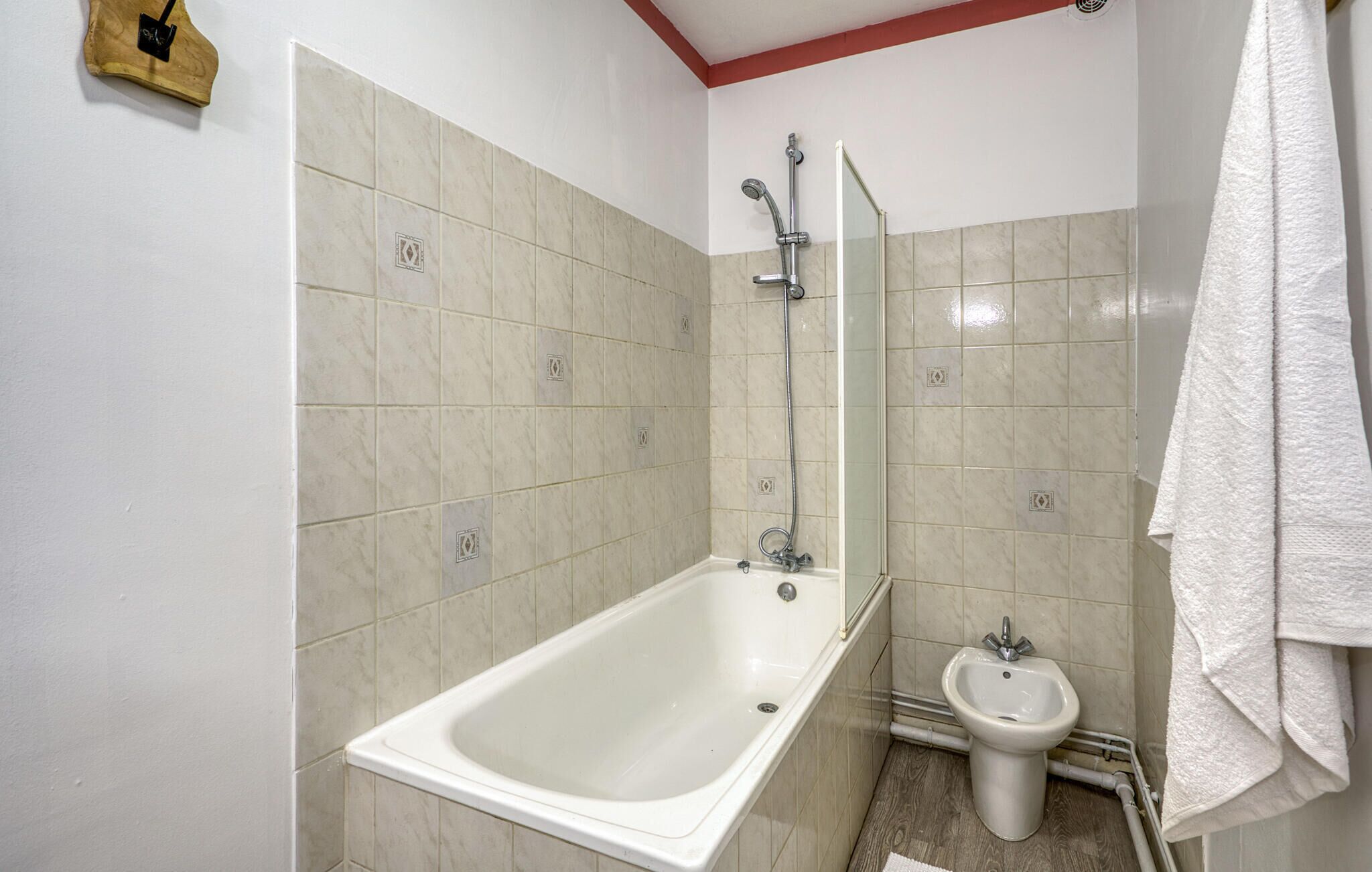 Un baño con bañera, ducha e inodoro bidé.